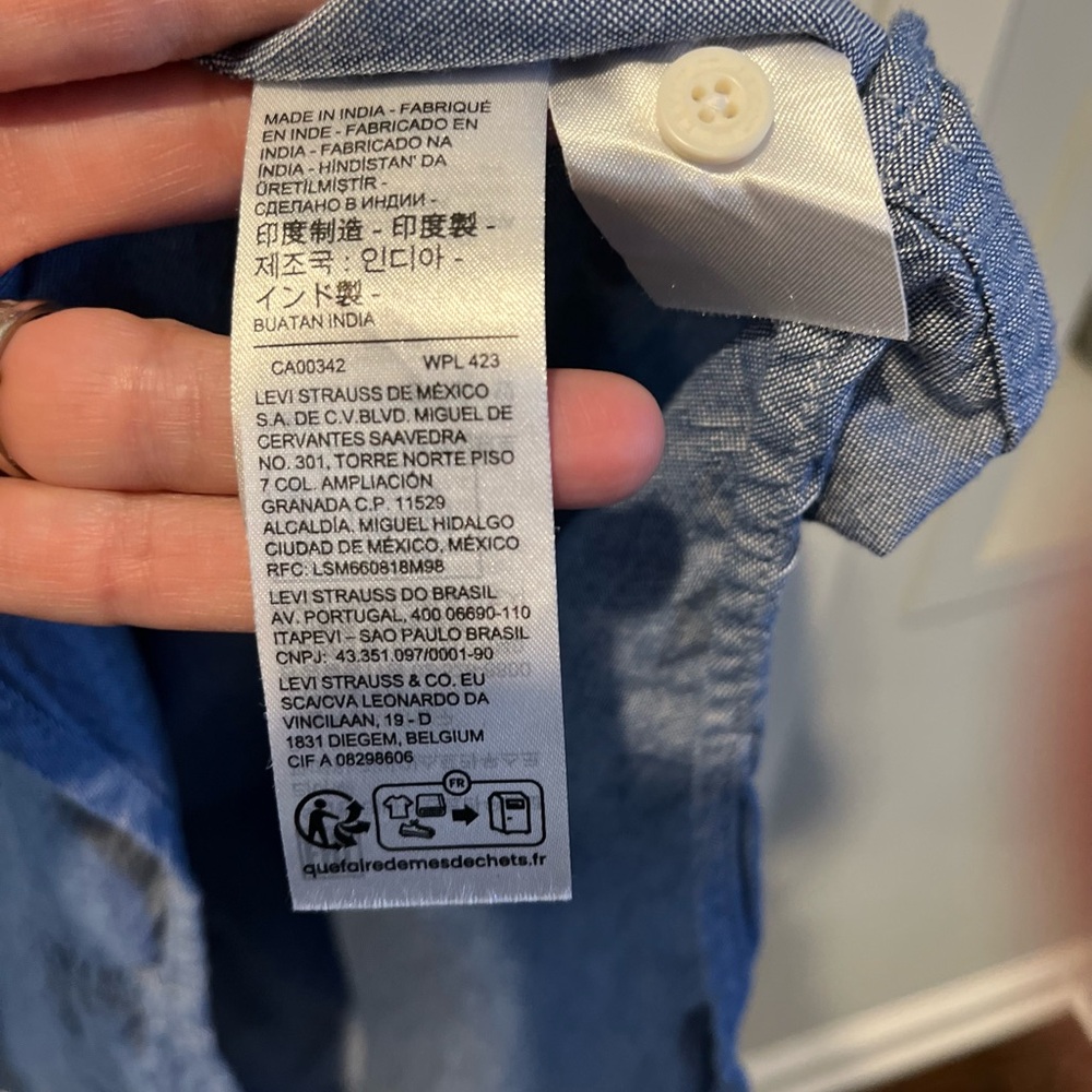 LEVI’S Men's Classic One Pocket Standard Fit Chambray Shirt in blue, XL - Picture 7 of 9